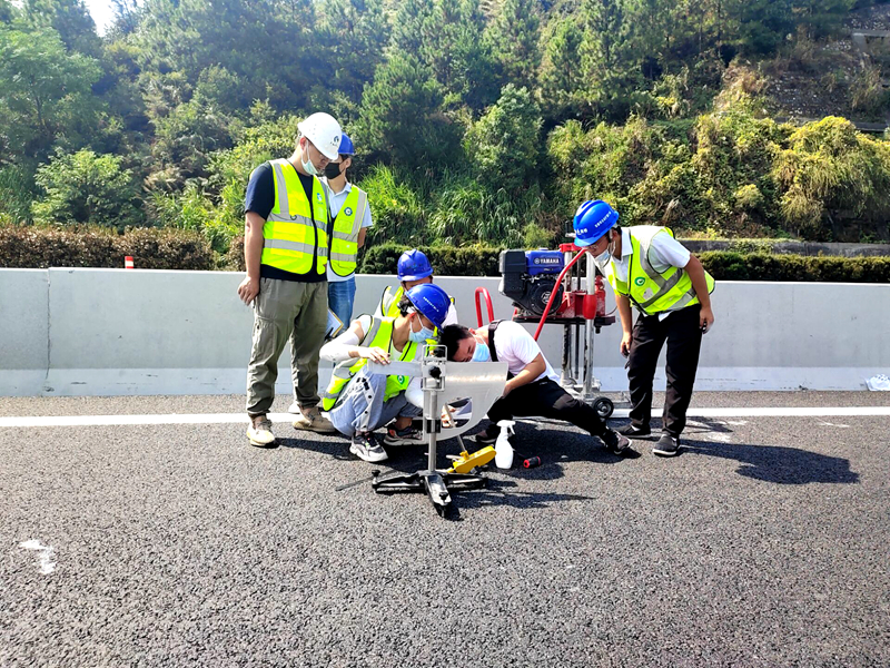 吉康改擴建C1標率先完成全線首段主線路基、路面分段交工驗收 (1)